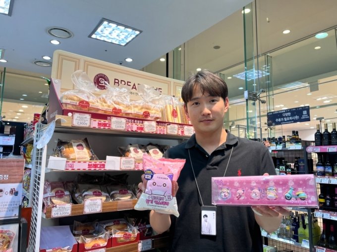 商品を手にするチェ・ウォンピル氏(c)MONEYTODAY