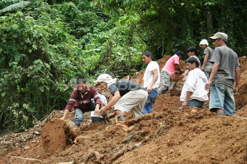 フィリピン南部で地滑り、懸命の捜索続く