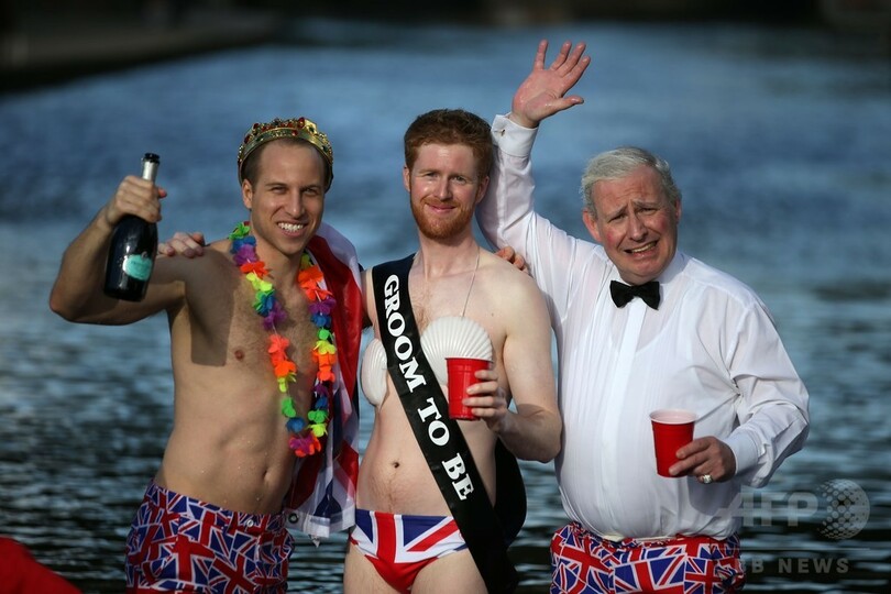 水着ではしゃぐ…ヘンリー王子？ そっくりさんが結婚を祝福