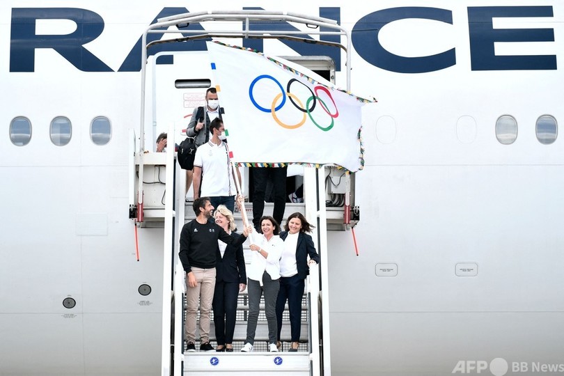 フランス選手団が帰国、五輪旗もパリに到着