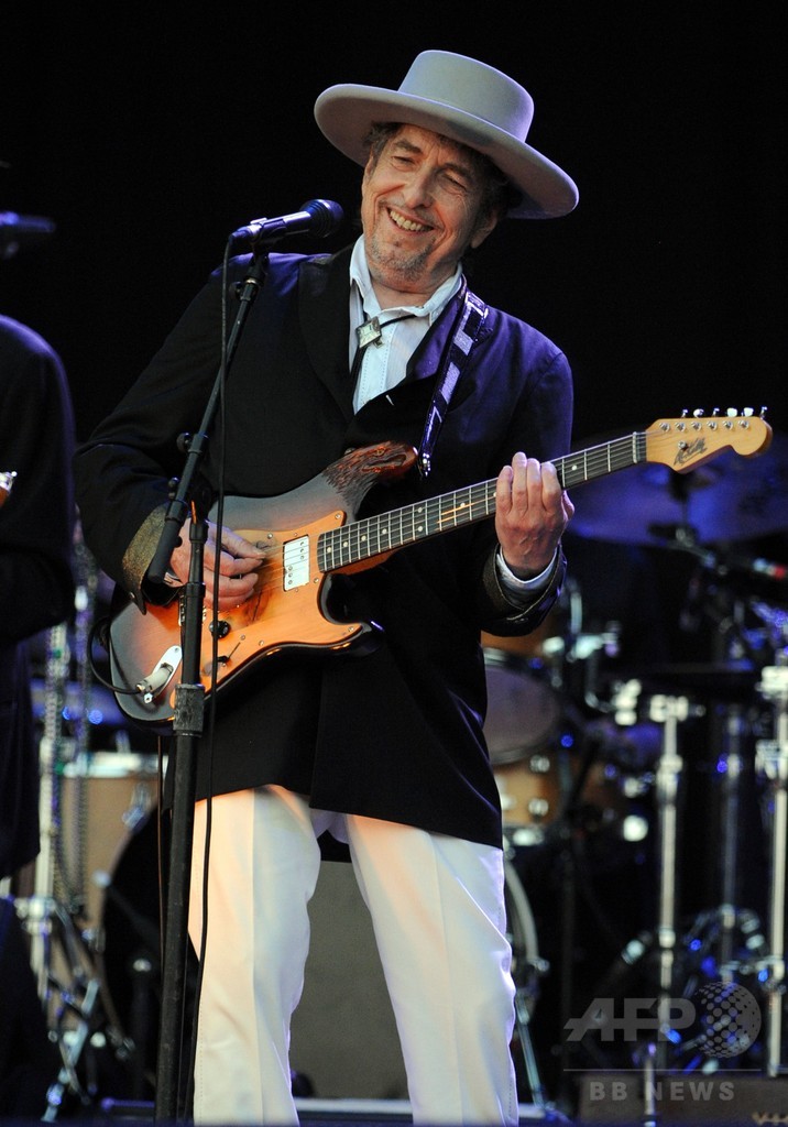 ボブ・ディラン氏にノーベル賞、文学界で賛否噴出