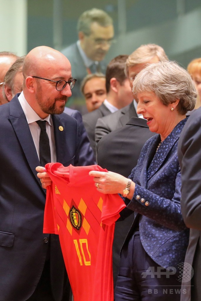ベルギーと英国の首相、W杯両国代表のユニホーム交換 EU首脳会議で