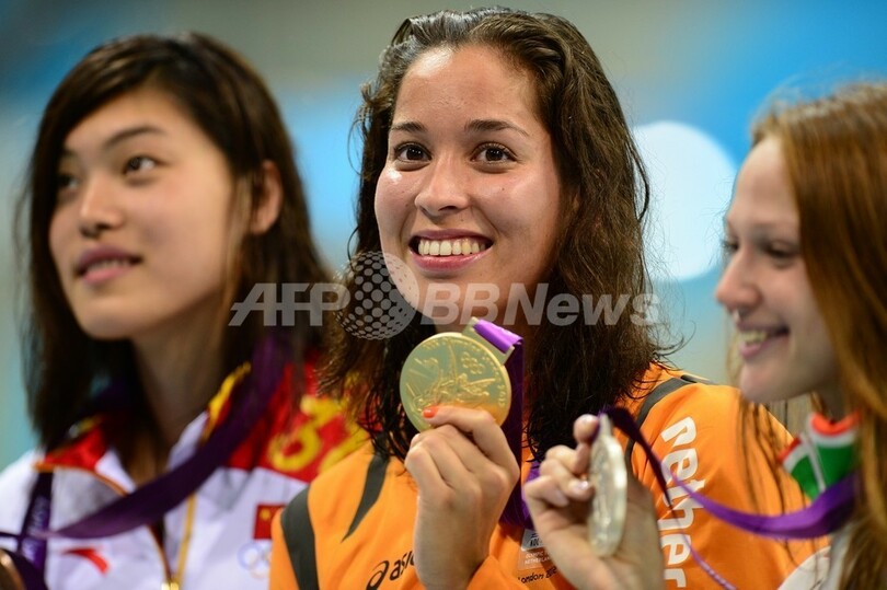 クロモビジョジョが女子100メートル自由形で金メダル