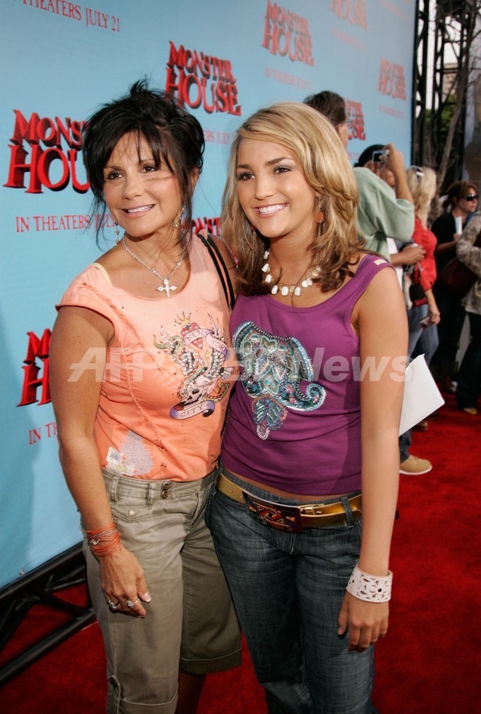 ブリトニーの母親の子育て指南書、出版延期に