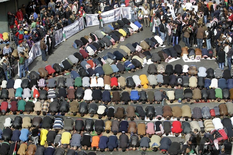 ヨルダン首都で大規模デモ、イスラム国への報復を求める