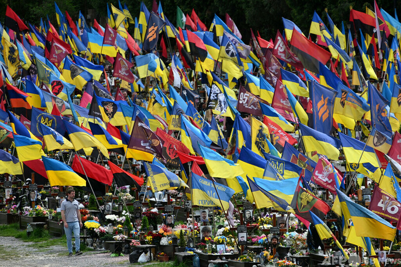 【今日の1枚】青黄赤、墓地を覆い尽くす ウクライナ 写真2枚 国際ニュース:AFPBB News