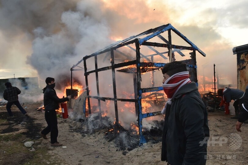 仏の移民キャンプ撤去、機動隊との衝突発生 放火も