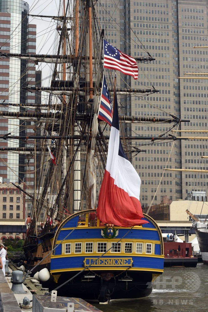 米独立支援の仏帆船「エルミオーヌ」号の復元船、NYに入港