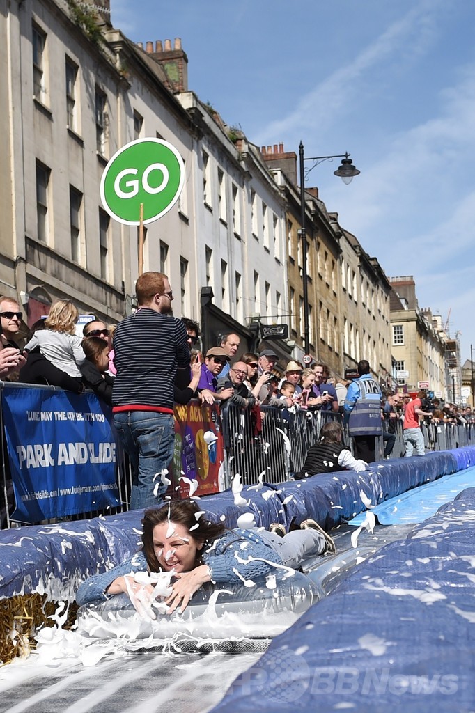 街中に巨大ウオータースライダー出現、体験希望者殺到 英国