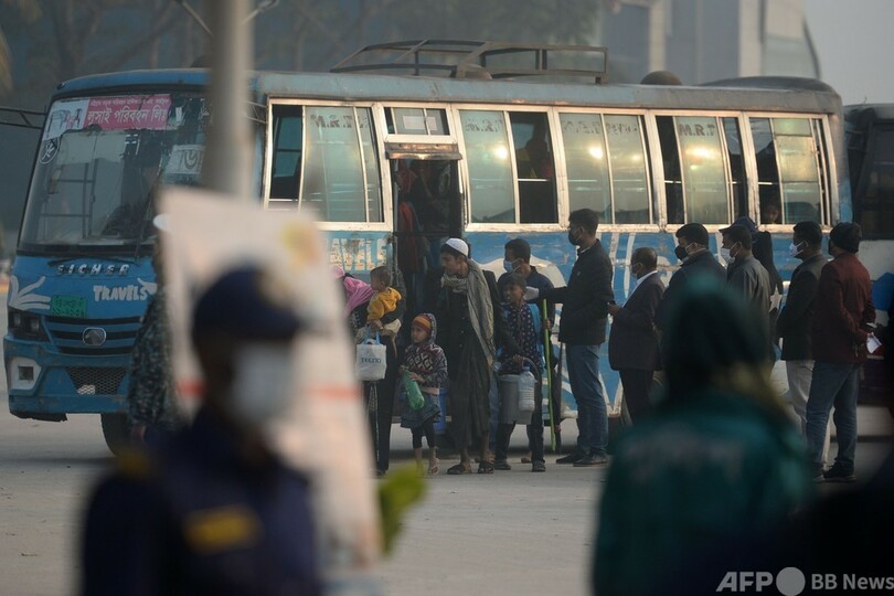 スー・チー氏拘束に歓喜、ロヒンギャ難民キャンプ