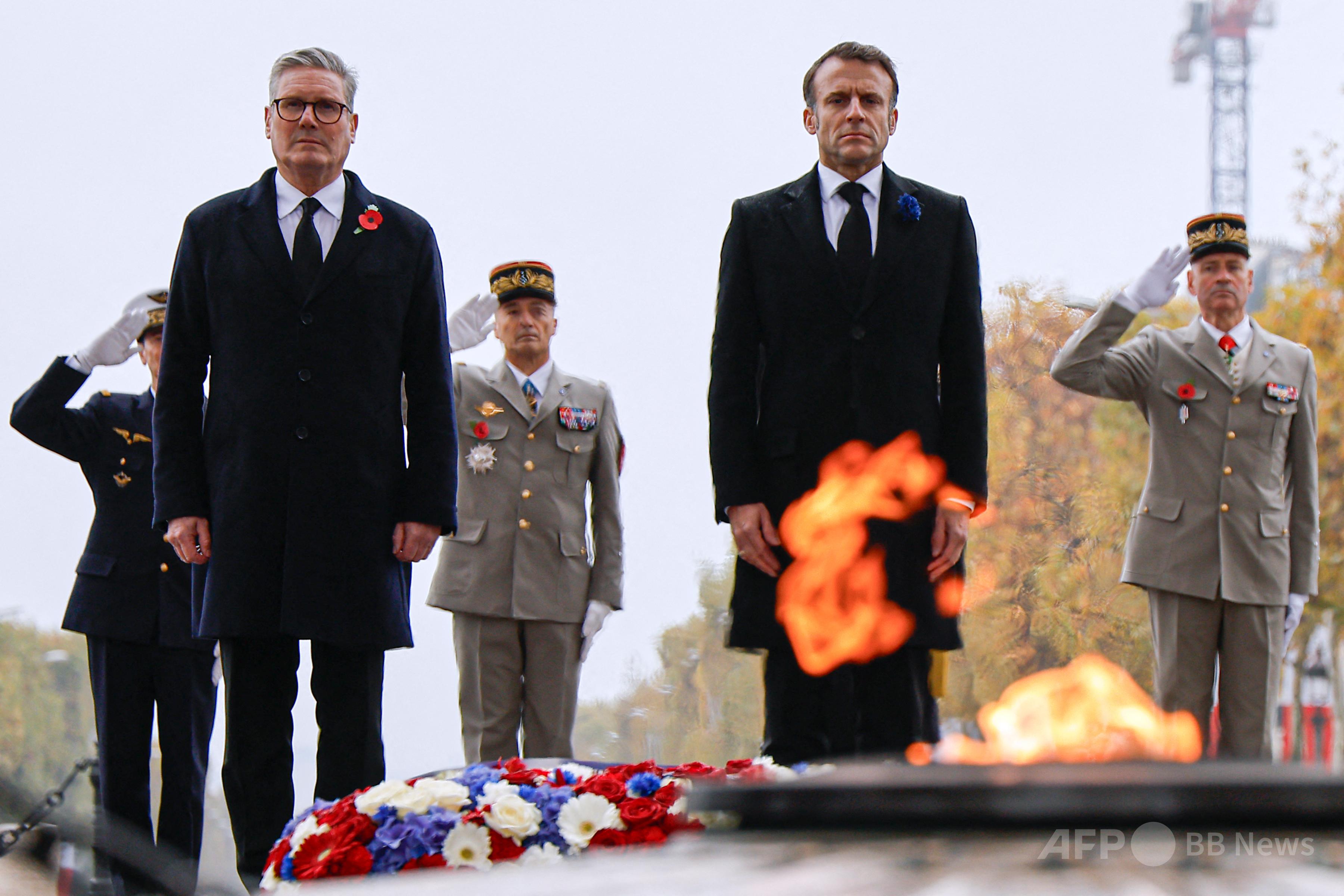 無名戦士の墓の慰霊の炎でたばこに火、仏国民激怒「国家への侮辱