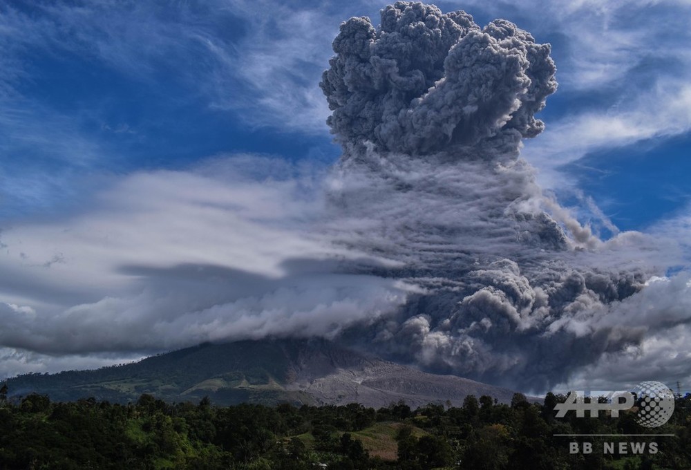 インドネシアのシナブン山が噴火、噴煙5000メートルに 写真5枚 国際ニュース：AFPBB News