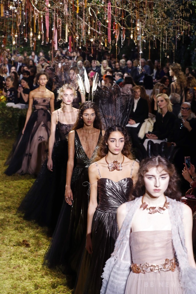 キウリによる初の「ディオール」オートクチュール、ファッション界から称賛