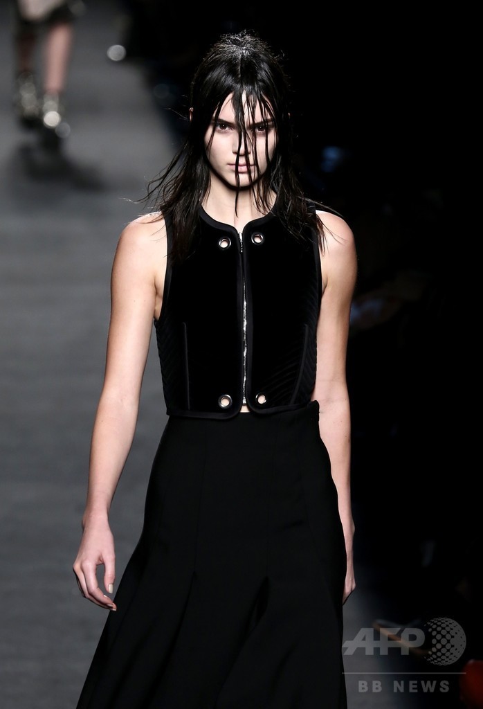 レザーやベルベットで表現するヘビメタ、「アレキサンダー ワン」15/16年秋冬