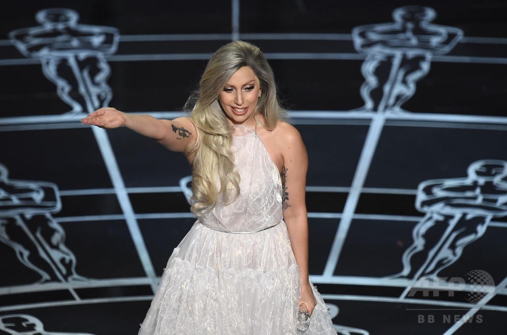 レディー・ガガ、アカデミー賞授賞式で熱唱