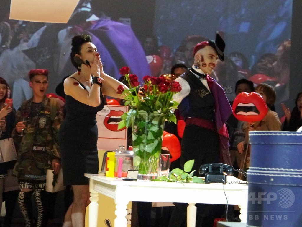 『ヤズブキー for シュウ ウエムラ』発売記念イベントにデザイナー本人も登場