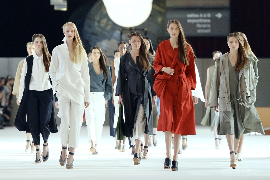 緩やかなシルエットでシックな装い、「クリストフ・ルメール」15年春夏