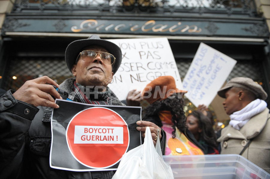 ゲラン調香師が人種差別的発言、パリで抗議デモ