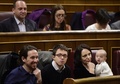 スペインで招集された下院議会で、赤ちゃんを連れて出席したカロリーナ・ベスカンサ議員（手前右、2016年1月13日撮影）。(c)AFP/PIERRE-PHILIPPE MARCOU