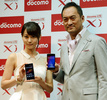 NTTドコモ（NTT DoCoMo）が都内で開いた新製品発表イベントに登場した渡辺謙（Ken Watanabe）さん（右）と堀北真希（Maki Horikita）さん（2013年1月22日撮影）。(c)AFP/TOSHIFUMI KITAMURA