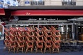 仏パリで、営業を停止したレストランの前に積み上げられた椅子（2020年5月31日撮影）。(c)BERTRAND GUAY / AFP