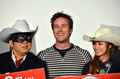映画『ローン・レンジャー（The Lone Ranger）』のプロモーションのため来日中の米俳優アーミー・ハマー（Armie Hammer）が13日、都内で行われた来日記者会見に出席した。ハマーがジョニー・デップ（Johnny Depp）と共に主演を務め、ジェリー・ブラッカイマー（Jerry Bruckheimer）が製作として参加している同作は、8月2日から全国で公開される。会見には、天野ひろゆき（Hiroyuki Amano）と平愛梨（Airi Taira）も登場した（2013年5月13日撮影）。(c)AFP/Yoshikazu TSUNO