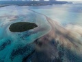 モーリシャスの上空から撮影した、貨物船わかしおから漏出した燃料が広がる海面（2020年8月8日撮影）。(c)AFP