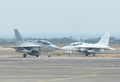 フィリピン・パンパンガ州のクラーク空軍基地に到着した、韓国製戦闘機「FA-50」2機（2015年11月28日撮影）。(c)AFP/TED ALJIBE