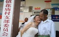 四川省綿陽市安州区花廟村が企画した「結婚式の写真撮影」に参加した夫婦（2019年7月26日撮影）。(c)CNS/張祖強