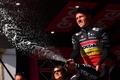 自転車ロードレース、ジロ・デ・イタリア、第1ステージ個人タイムトライアル（フォッサセジアマリーナ～オルトーナ、19.6キロ）。表彰式で優勝を喜ぶスーダル・クイックステップのレムコ・エベネプール（2023年5月6日撮影）。(c)Luca Bettini / AFP