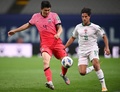 2022年サッカーW杯カタール大会アジア最終予選グループA、韓国対イラン。相手選手とボールを競る韓国の金ミン哉（左、2021年9月2日撮影）。(c)Jung Yeon-je / AFP