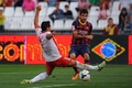 13-14スペイン1部リーグは28日、第7節の試合が行われ、FCバルセロナ（FC Barcelona）は2-0でアルメリア（UD Almeria）を下した。

アルメリアのアンヘル・トルヒーリョ（Angel Trujillo、手前）とボールを競るFCバルセロナのセスク・ファブレガス（Cesc Fabregas、2013年9月28日撮影）。(c)AFP/JORGE GUERRERO