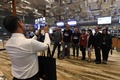 シンガポールのチャンギ国際空港で写真撮影に臨む「世界最長の直行便」の乗客（2018年10月11日撮影）。(c)ROSLAN RAHMAN / AFP