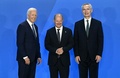米ワシントンで行われた北大西洋条約機構（NATO）首脳会議の会場で、イエンス・ストルテンベルグNATO事務総長（右）、ジョー・バイデン米大統領（左）に迎えられるドイツのオラフ・ショルツ首相（2024年7月10日撮影）。(c)SAUL LOEB / AFP