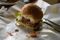 北朝鮮の平壌にあるハンバーガーショップ「グリーンリーフ・コーヒーショップ」のハンバーガー（2018年7月27日撮影）。(c)Ed JONES / AFP