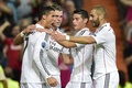 サッカー欧州チャンピオンズリーグ2014-15（UEFA Champions League 2014-15）グループB第1節、レアル・マドリード（Real Madrid）対FCバーゼル（FC Basel）。得点を挙げ、チームメートの（右から）カリム・ベンゼマ（Karim Benzema）、ハメス・ロドリゲス（James Rodriguez）、ギャレス・ベイル（Gareth Bale）と喜ぶレアル・マドリードのクリスティアーノ・ロナウド（Cristiano Ronaldo、、2014年9月16日撮影）。(c)AFP/JAVIER SORIANO