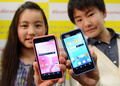 都内で開かれたNTTドコモ（NTT DoCoMo）の記者会見で発表された子供向けスマートフォン（多機能携帯電話）「スマートフォン for ジュニア SH-05E」（2013年1月10日撮影）。(c)AFP/TOSHIFUMI KITAMURA