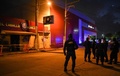 メキシコ東部ベラクルス州コアツァコアルコスで、武装集団の襲撃を受けたバーの外に集まる警察官ら（2019年8月28日撮影）。(c)VICTORIA RAZO / AFP