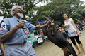 スリランカのコロンボ（Colombo）で恒例の「オールブリード・チャンピオンシップ・ドッグショー（All Breed Championship Dog Show）」が開催され、22犬種155匹の犬たちが参加した（2009年8月16日撮影）。(c)AFP/Ishara S. KODIKARA