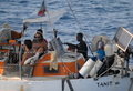 ソマリア沖のアデン湾（Gulf of Aden）でフランスのヨット「Tanit」号が海賊に乗っ取られた事件で、海賊に銃を突きつけられた人質の様子。

仏海軍の特殊部隊は10日、人質救出作戦を決行。人質5人のうち3歳の子どもを含む4人を救出したが、ヨットの所有者の男性1人が死亡した。海賊は2人が射殺され、3人が拘束された。（2009年4月10日仏軍提供）(c)AFP/ECPAD