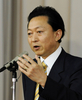 国会内で開かれた民主党の臨時両院議員総会で辞意を表明する鳩山由紀夫（Yukio Hatoyama）首相（2010年6月2日撮影）。(c)AFP/Yoshikazu TSUNO