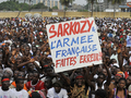 コートジボワール・アビジャン（Abidjan）のスタジアムで開かれたローラン・バグボ（Laurent Gbagbo）大統領の支持団体「Young Patriots」の代表が出席する会合に集まったバグボ氏支持者ら（2011年1月23日撮影）。(c)AFP/SIA KAMBOU