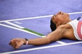 パリ五輪、陸上女子七種競技。最終種目の800メートルを終えて倒れ込むベルギーのナフィサトウ・ティアム（2024年8月9日撮影）。(c)Ben STANSALL / AFP