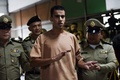 タイ首都バンコクの裁判所に出廷したハキム・アライビ氏（中央、2019年2月4日撮影）。(c)Lillian SUWANRUMPHA / AFP