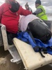 オーストラリア南部タスマニア島マッコーリーハーバーで、打ち上げられたクジラをトレーラーで運ぶ人たち（2020年9月22日撮影、同月23日提供）。(c)AFP PHOTO / TASMANIA POLICE