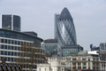 英ロンドン（London）の金融街シティ（City）にそびえ立つオフィス高層ビル「30セント・メアリー・アクス（30 St Mary Axe）」。キュウリのピクルスをさす「ガーキン（Gherkin）」の愛称で知られている（2012年2月28日撮影）。(c)AFP/MIGUEL MEDINA