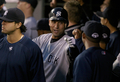 09MLB、シアトル・マリナーズ（%%Seattle Mariners%%）対ニューヨーク・ヤンキース（%%New York Yankees%%）。試合はマリナーズが3-2でサヨナラ勝ちを収めた。写真は1回に先制のホームを踏み、ベンチでチームメイトに祝福されるヤンキースのデレク・ジーター（%%Derek Jeter%%）。（2009年9月18日撮影）(c)AFP/Getty Images/Otto Greule Jr