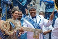 ブラジル・リオデジャネイロ（Rio de Janeiro）で行われたリオのカーニバルの開幕式典に出席し、「市の鍵」を受け取った「キング・モモ（King Momo）」役のウィウソン・ジーアス・ダコスタ・ネト（Wilson Dias da Costa Neto）さん（写真中央）と「クイーン」のレティシア・マルティンス・ギマライス（Leticia Martins Guimaraes）さん（左、2014年2月28日撮影）。(c)AFP/YASUYOSHI CHIBA