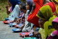 インドネシア・アチェ州にボートでたどり着き、簡易シェルターで食事を取るミャンマーのイスラム系少数民族ロヒンギャの難民（2022年12月27日撮影）。(c)CHAIDEER MAHYUDDIN / AGENCE FRANCE-PRESSE / AFP