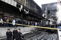 エジプトの首都カイロの駅で発生した、列車の衝突・火災事故の現場に集まった消防士ら（2019年2月27日撮影）。(c)AFP/Khaled DESOUKI